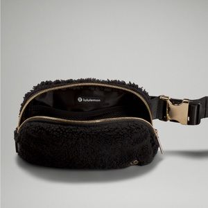 LULULEMON Everywhere Fleece Belt Bag Limited Edition
Faux Fur ⚡️NWT in plastic⚡️